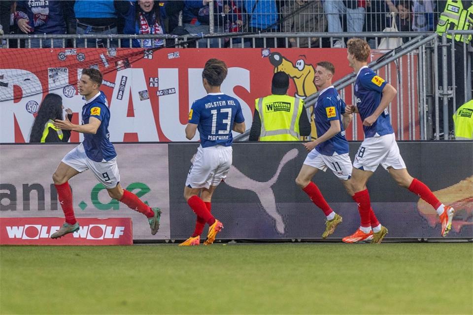 Kiel Jubelt Erster Bundesliga Aufstieg Perfekt kiel-jubelt-erster-bundesliga-aufstieg-perfekt