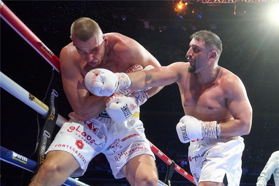  Agit Kabayel (r) in Aktion gegen Damian Knyba.Bernd Thissen/dpa