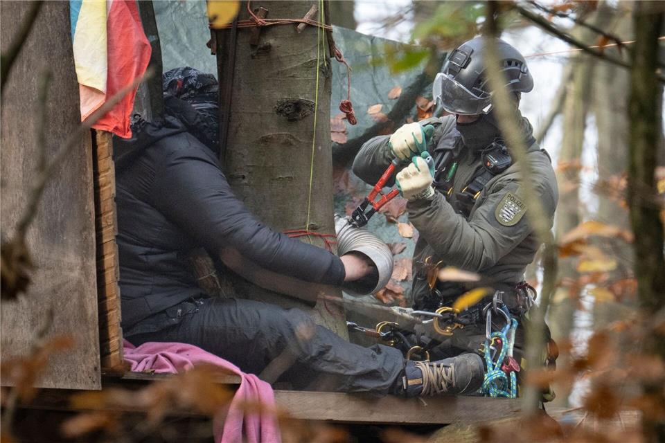  Aktivisten hatten das Waldstück bei Langen seit mehreren Monaten besetzt und dabei zahlreiche Baumhäuser errichtet.Boris Roessler/dpa