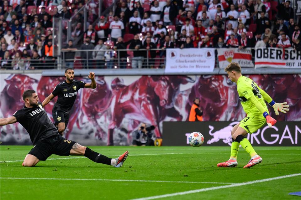  Alexander Nübel (VfB Stuttgart) hat beim 1:3 in Leipzig trotz Patzer eine starke Leiistung gezeigt.Hendrik Schmidt/dpa