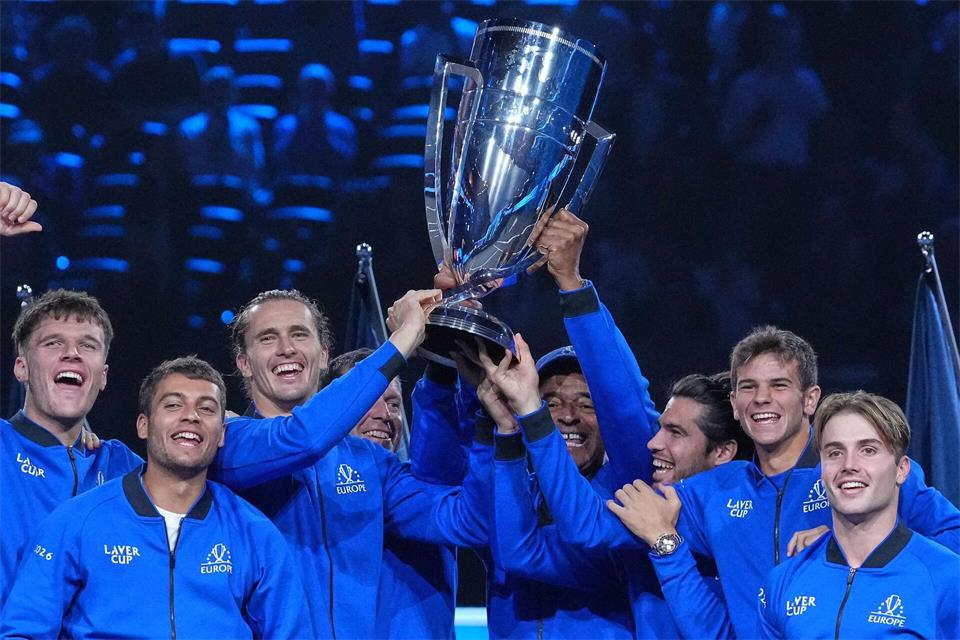  Alexander Zverev jubelt mit Team Europa.Maja Smiejkowska/AP/dpa