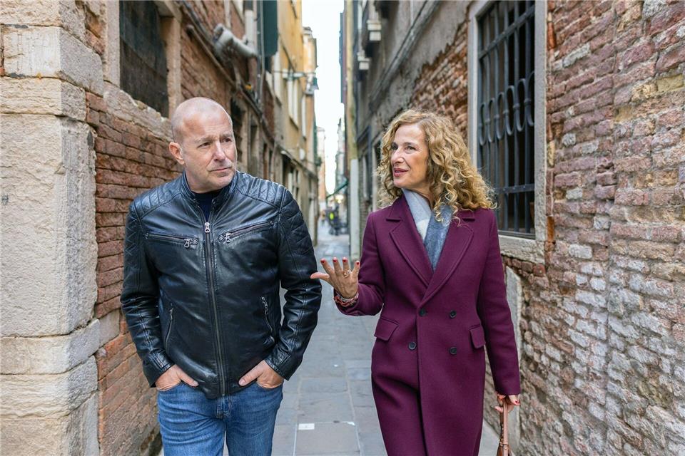  Als der Fall Fahrt aufnimmt, verschlägt es Kommissar Ingo Thiel alias Heino Ferch (l) ins kalte Venedig.Luca Baggio/Arte/dpa