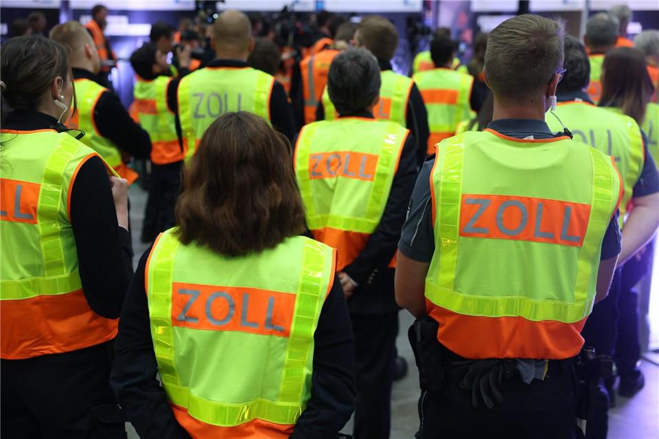  Am Flughafen in Saarbrücken wurde ein Ehepaar bei einer Zollkontrolle mit 60 Kilogramm Obst und Gemüse aus der Türkei erwischt. (Symbolbild)Jan Woitas/dpa