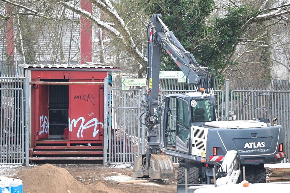  Am Samstagmorgen wurde durch eine politisch motivierte Brandstiftung an einer Kabelbrücke über den Teltowkanal zum Kraftwerk Lichterfelde wichtige Leitungen beschädigt.Sebastian Christoph Gollnow/dpa