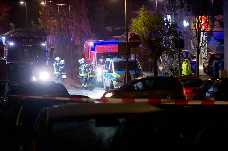  Am frühen Samstagmorgen rückten Einsatzkräfte wegen eines Messerangriffs aus - ein 20-Jähriger soll eine Mutter und vier Kinder attackiert haben. Markus Wüllner/Video-Line TV- und Videoproduktion /dpa