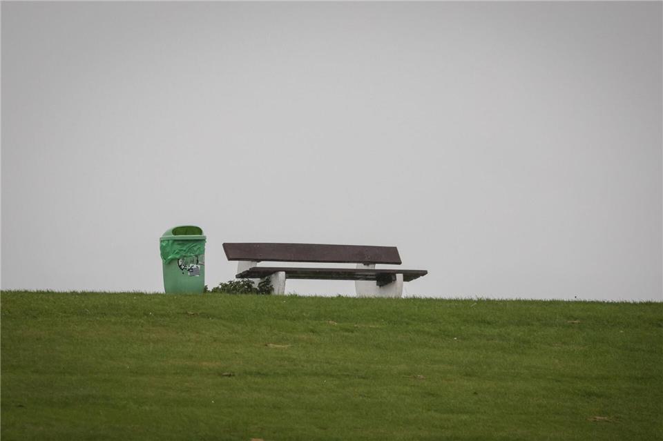  An den Küsten kann es zum Wochenbeginn stürmisch werden. (Symbolbild) Focke Strangmann/dpa