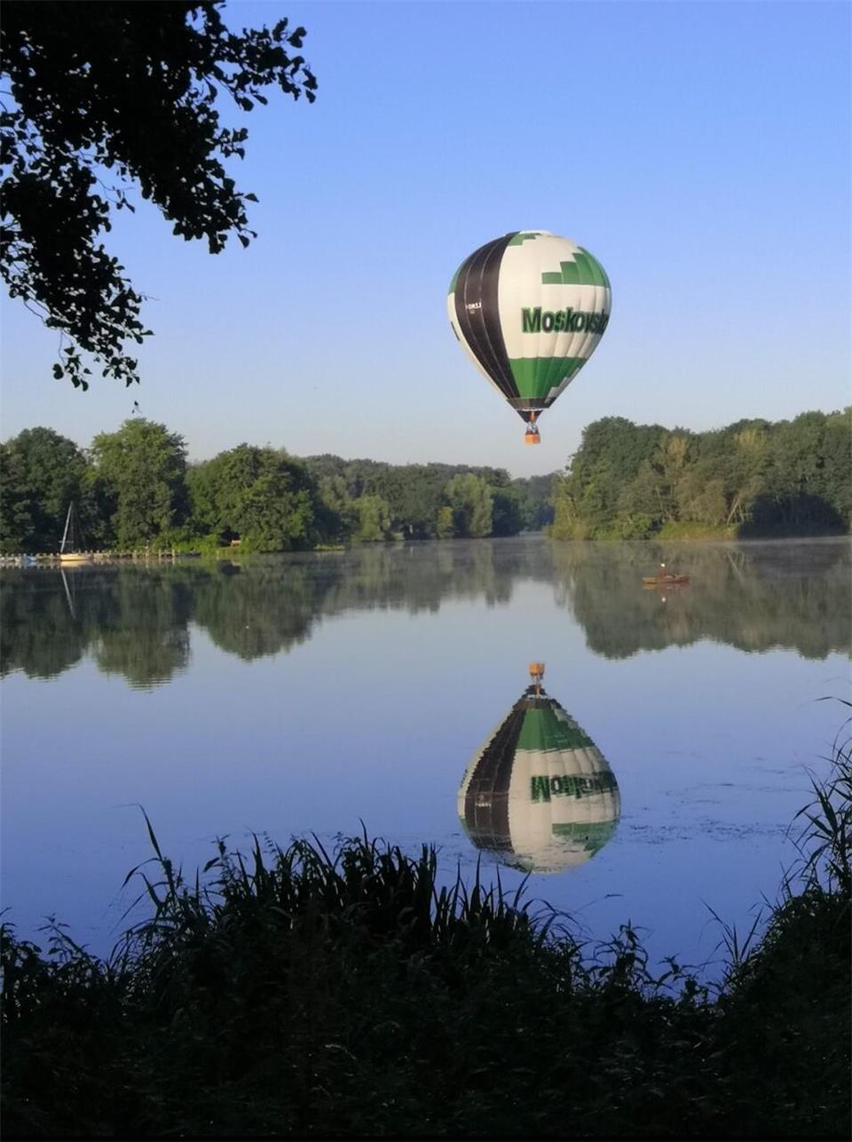 „ An diesen herrlichen Sommermorgen waren etliche Heißluftballone am Himmel über...