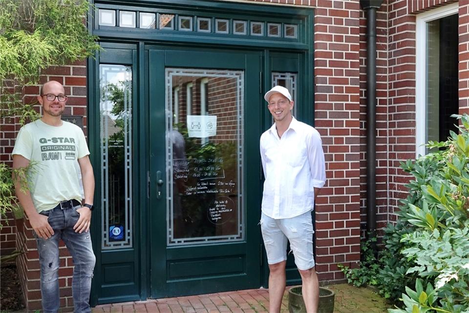  André Wachtmeister und sein Restaurantleiter Mike Redmann vor dem Eingang. Künftig soll hier der Schriftzug „Lieb&Wert“ statt Landhaus Keller die Fassade zieren.