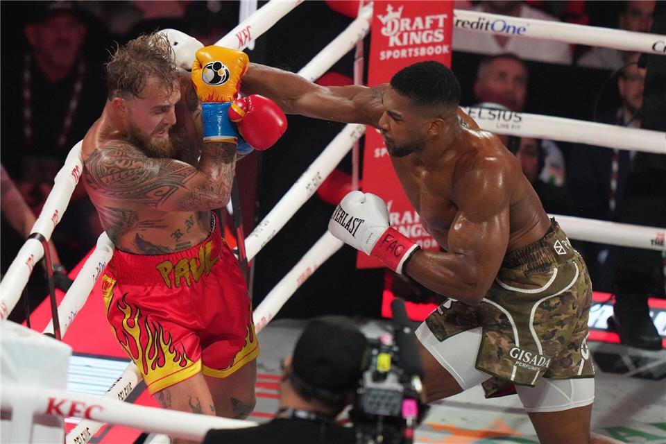  Anthony Joshua (r) kehrt in den Boxring zurück. (Archivbild)Lynne Sladky/AP/dpa