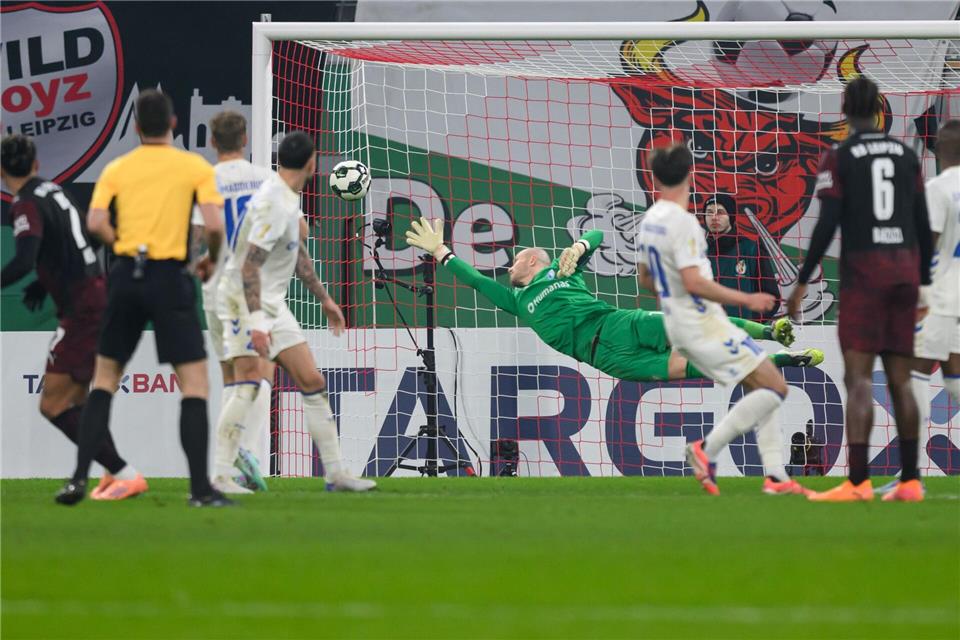  Antonio Nusa (RB Leipzig, l) trifft zum 1:1.Hendrik Schmidt/dpa