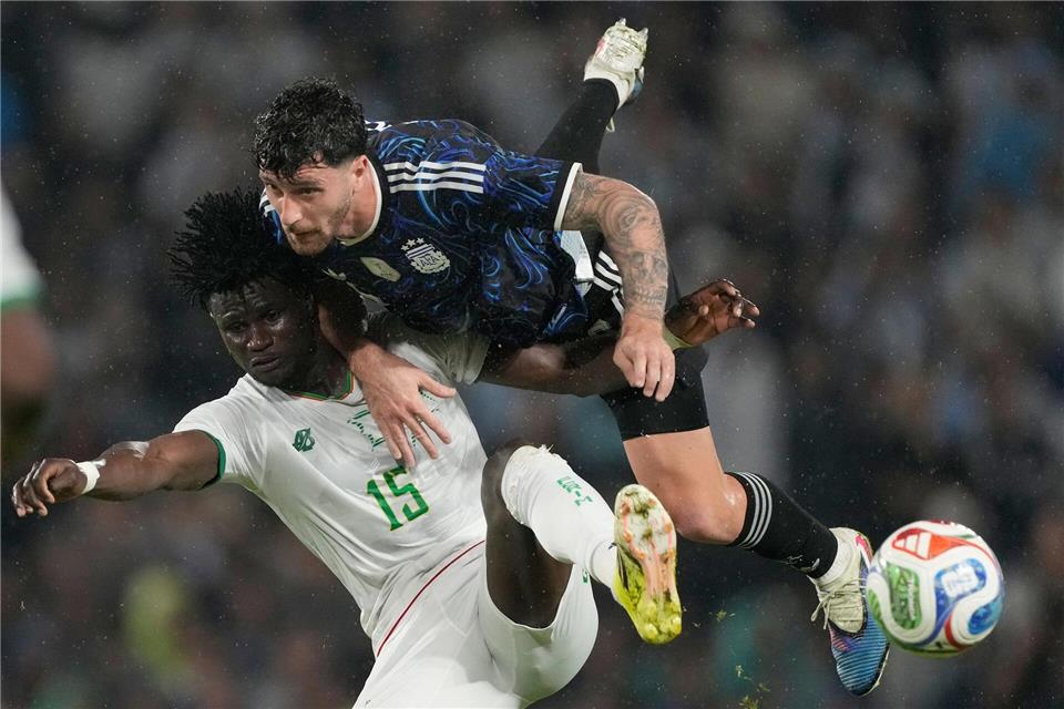  Argentiniens Marcos Senesi (r) und mauretaniens Pape Ndiaga Yade kämpfen um den Ball.Gustavo Garello/AP/dpa