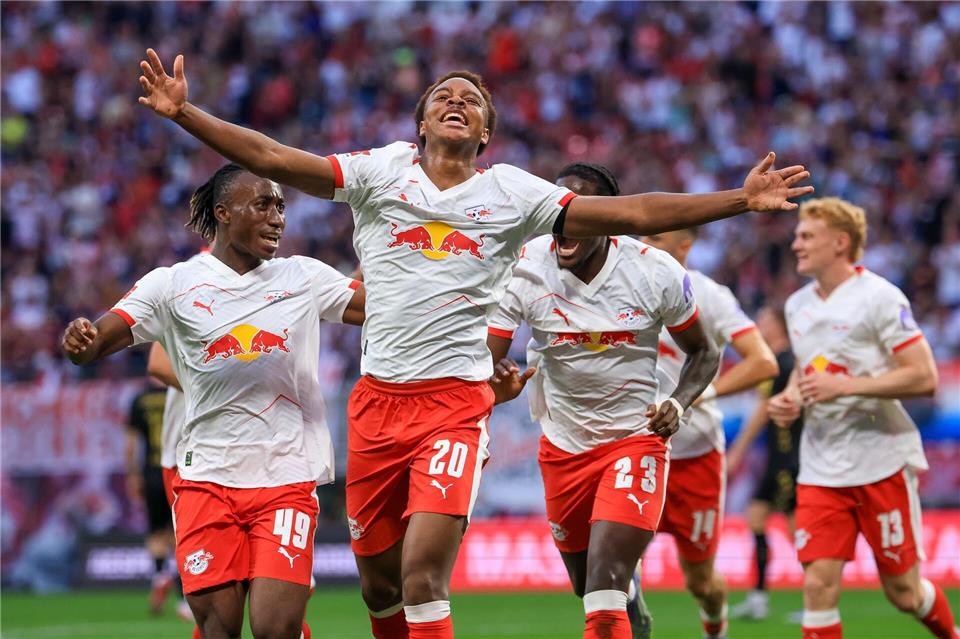  Assan Ouedraogo (M, RB Leipzig) bejubelt bei seinem Startelf-Debüt auch sein Tor-Debüt im RB-Trikot.Jan Woitas/dpa