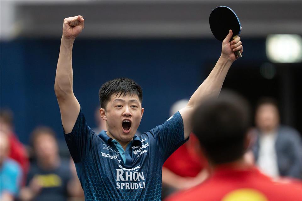  Außenseiter Fanbo Meng vom TTC Rhönsprudel Fulda-Maberzell jubelt über seinen Sieg gegen Düsseldorfs Dang Qiu.Soeren Stache/dpa