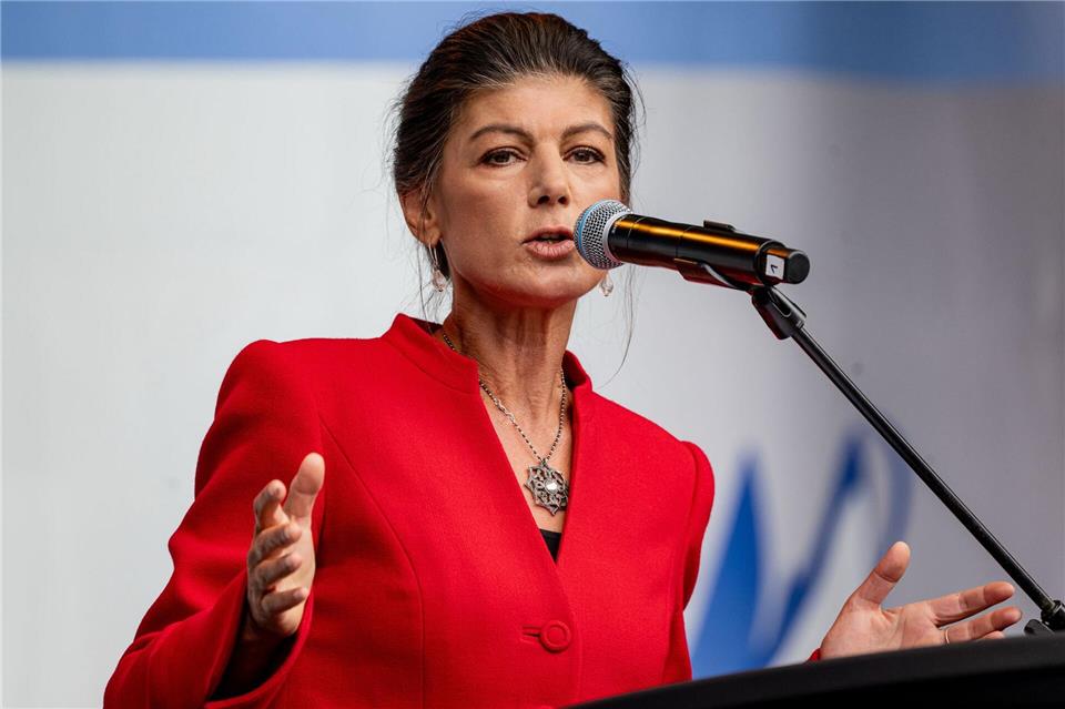  BSW-Vorsitzende Sahra Wagenknecht spricht bei einer Demo. (Archivbild) Fabian Sommer/dpa