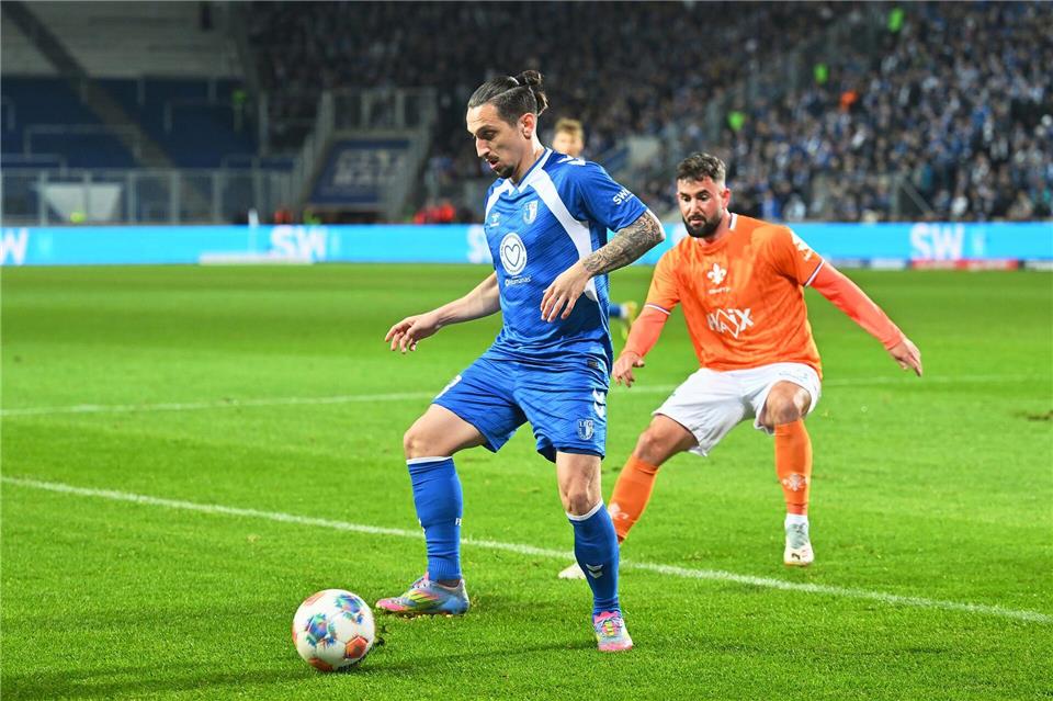  Barış Atik (l, 1. FC Magdeburg) dribbelt gegen Marco Richter (SV Darmstadt 98).Swen Pförtner/dpa