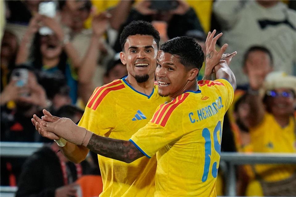  Bayern-Star Luis Diaz (l) zeigt gegen Costa Rica seine Qualitäten. Fernando Vergara/AP/dpa