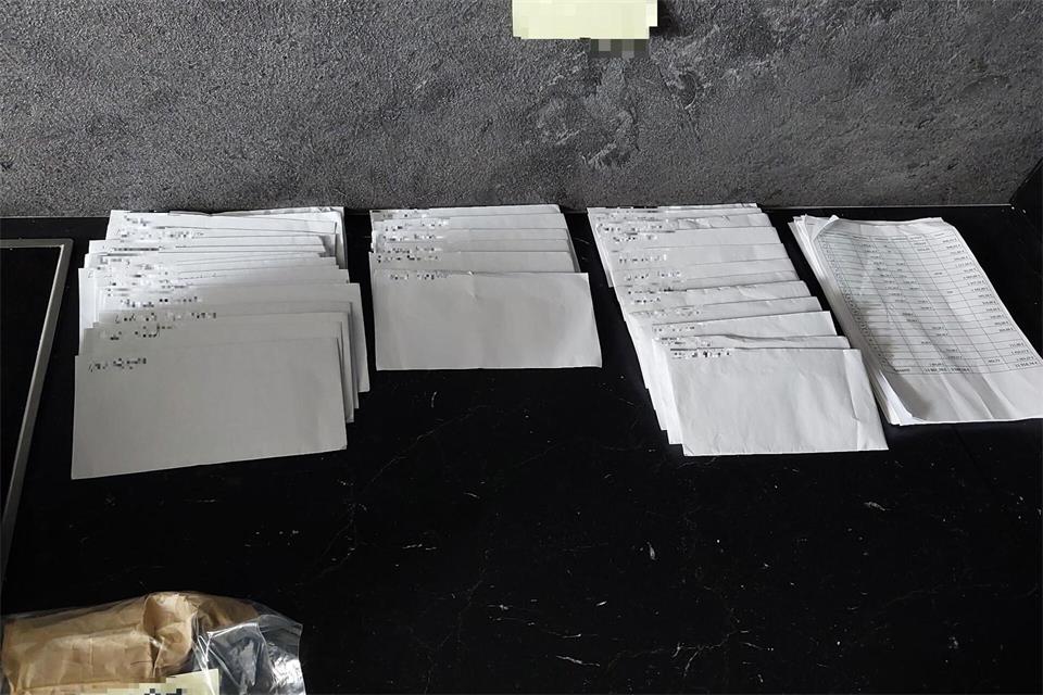  Bei Durchsuchungen fanden Fahnder Geldscheine in Briefumschlägen einsortiert - bereit zur Auszahlung an die Arbeitnehmerinnen und Arbeitnehmer. (Handout) ---/Bundespolizei Berlin/dpa