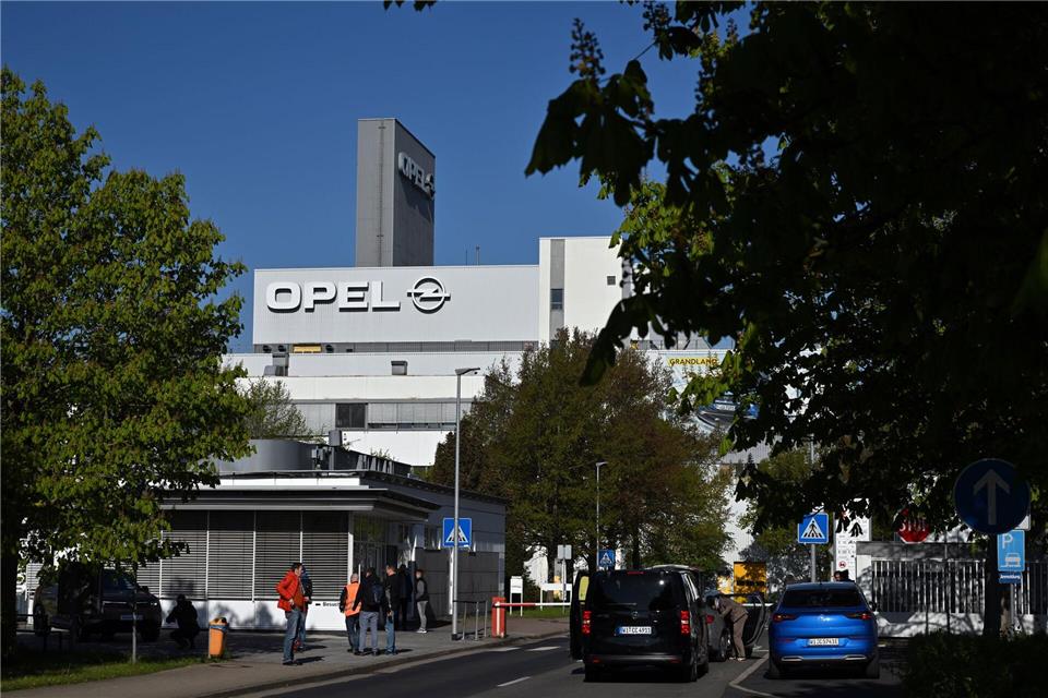 Bänder bei Opel Eisenach stehen vorübergehend still   Bei dem Produktionsstopp gehe es um insgesamt vier Schichten am Mittwoch und Donnerstag, sagte ein Unternehmenssprecher auf Anfrage. (Archivbild)Martin Schutt/dpa