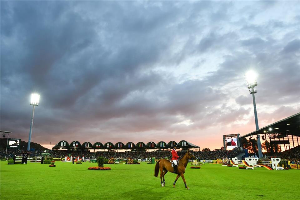  Bei der WM in Aachen wird die Team-Medaille bei den Springreitern unter Flutlicht vergeben. (Archivbild)picture alliance / dpa