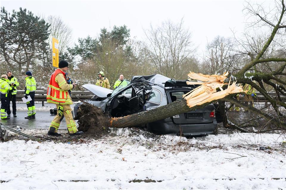  Bei winterlichen Wetterverhältnissen hat es einen tödlichen Unfall in Hannover gegeben. Julian Stratenschulte/dpa