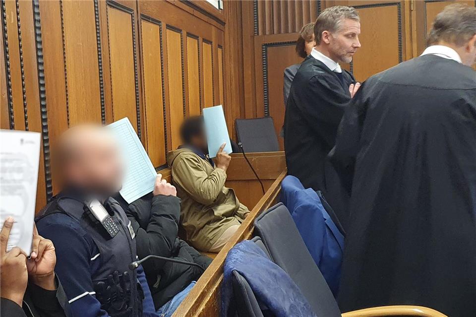  Beim Prozessbeginn räumten die 21 und 22 Jahre alten Angeklagten ihre Tatbeteiligung ein.Martin Höke/dpa