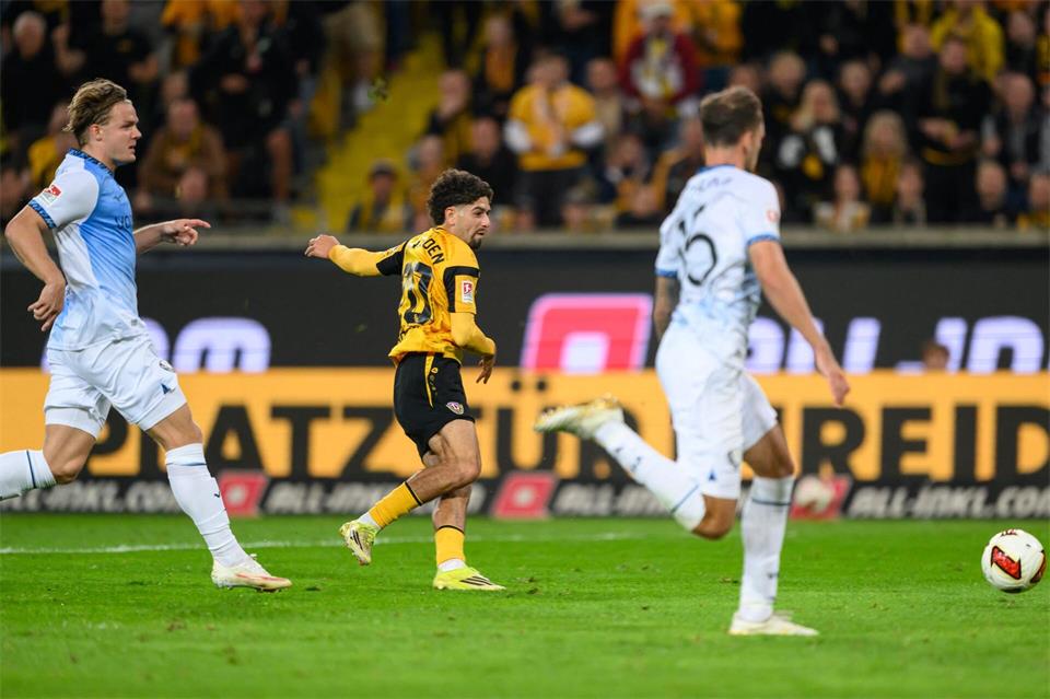  Ben Bobzien (M, Dynamo Dresden) trifft zum 1:2.Robert Michael/dpa