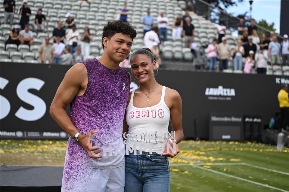  Ben Shelton freut sich mit seiner Freundin Trinity Rodman über den Titel.Marijan Murat/dpa