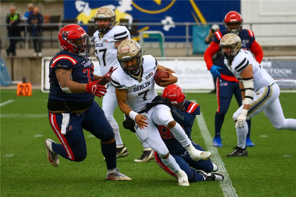  Berlins Spielmacher Jakeb Sullivan (Nr. 7, M) in Aktion.Michael Hundt/dpa