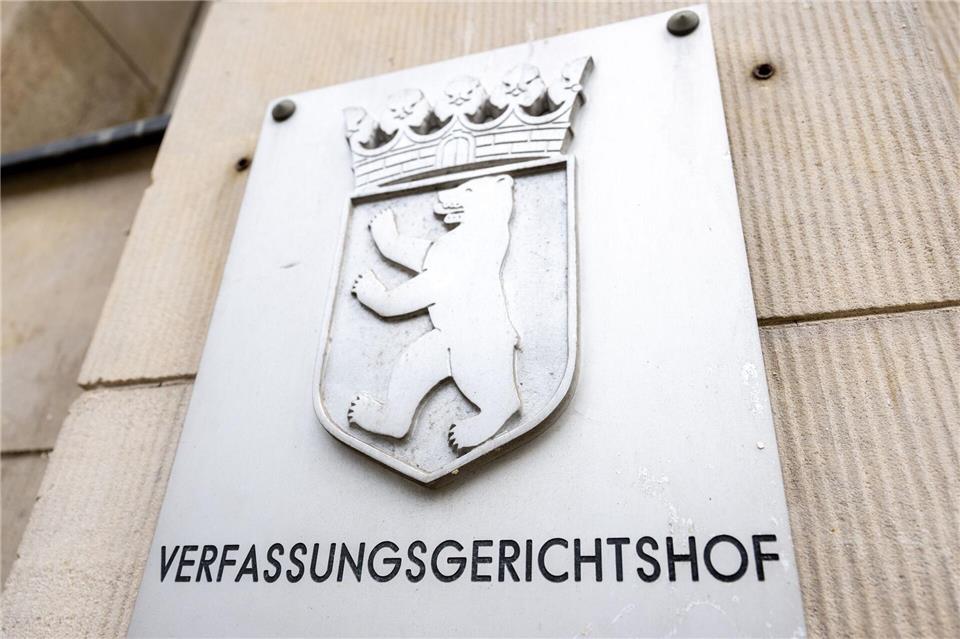  Berlins oberstes Gericht hat den Ausschluss eines AfD-Abgeordneten von einer Sitzung im Abgeordnetenhaus für unrechtmäßig erklärt. (Symbolbild) Christophe Gateau/dpa