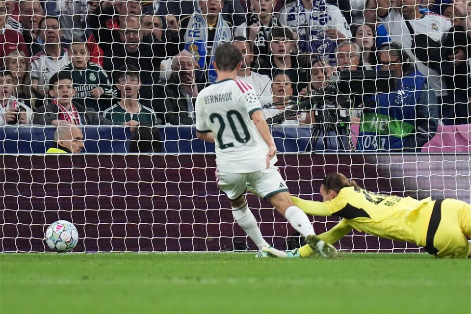  Bernardo Silva von Real Madrid (l) erzielt das erste Tor für seine Mannschaft gegen RB Leipzig.Bernat Armangue/AP/dpa
