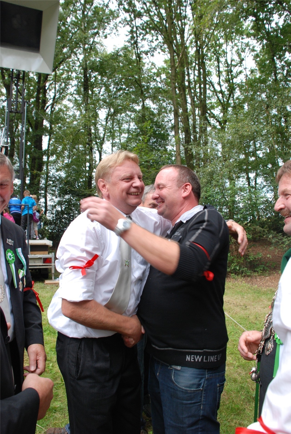 : Bernhard Heßing (links) ist neuer König. Einer der ersten Gratulanten war Mitbewerber Michael Inhestern.