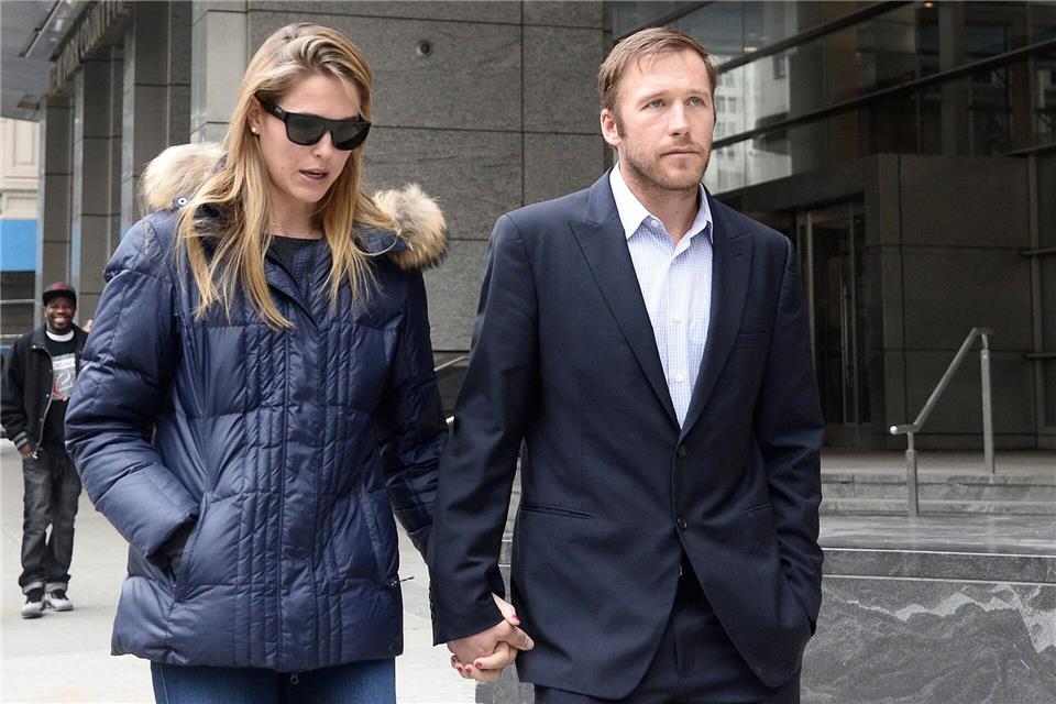  Bode Miller (r), ehemaliger Skirennläufer, und seine Frau Morgan Beck Miller verlassen 2018 ein Gerichtsgebäude. (Archivbild)Andrew Gombert/EPA/dpa