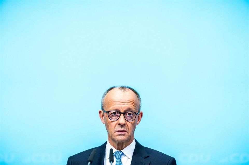  Bundeskanzler Friedrich Merz (CDU) fordert SPD und Grüne auf, in Berlin keine Koalition mit der Linken einzugehen.Michael Kappeler/dpa