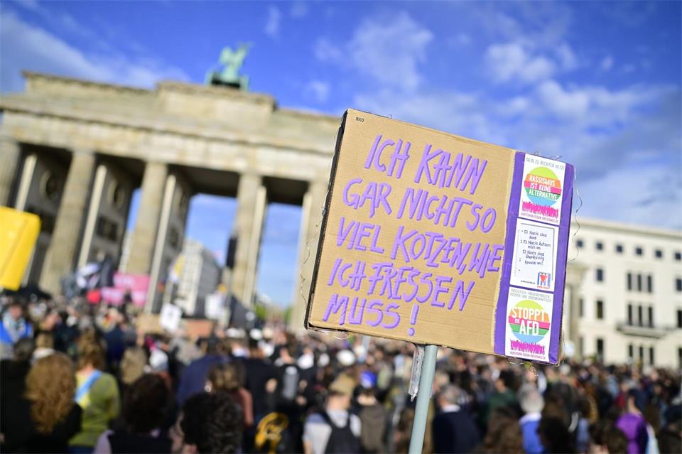 Campact und Fridays for Future hatten zu der Kundgebung am Brandenburger Tor aufgerufen.Fabian Sommer/dpa