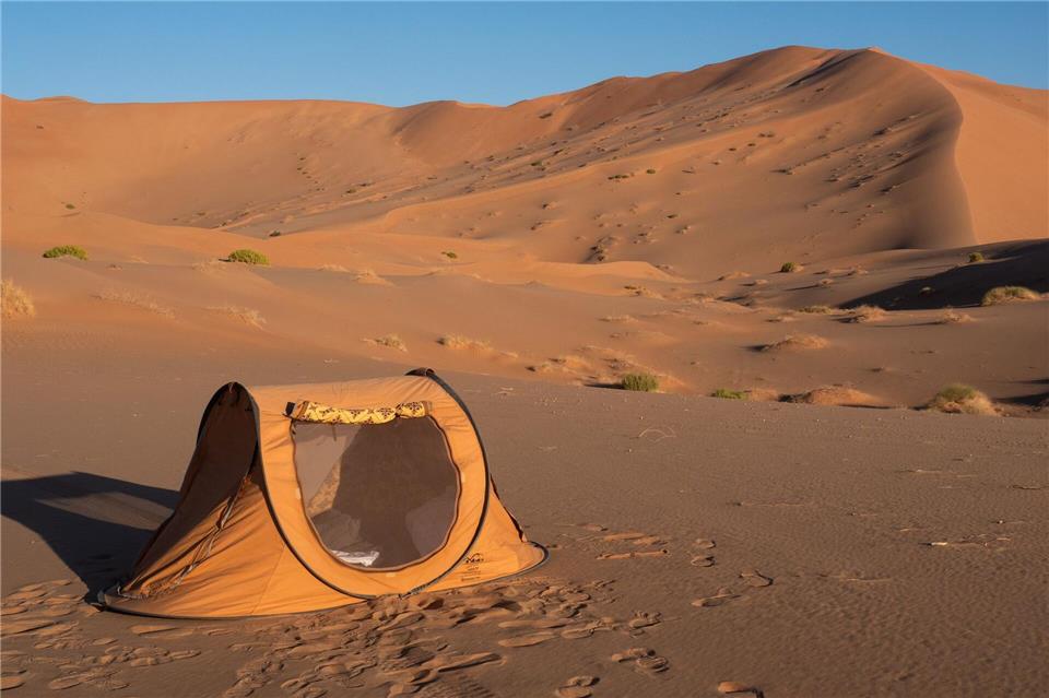 Nomade auf Zeit in der größten Sandwüste der Welt Campen im Sandmeer: Auch in normalen Zelten wird übernachtet.Andreas Drouve/dpa-tmn