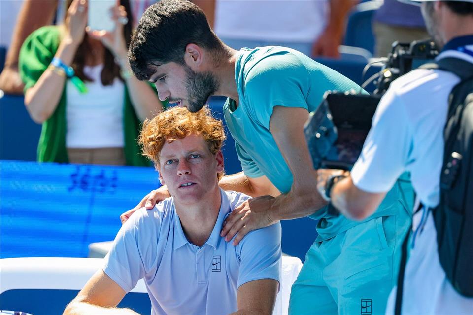  Carlos Alcaraz (r) tröstet Jannik Sinner nach der Aufgabe.Scott Stuart/ZUMA Press Wire/dpa