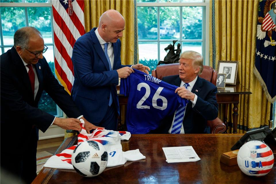  Carlos Cordeiro (l) war nah dran an Infantino und Donald Trump. (Archivbild)Evan Vucci/AP/dpa