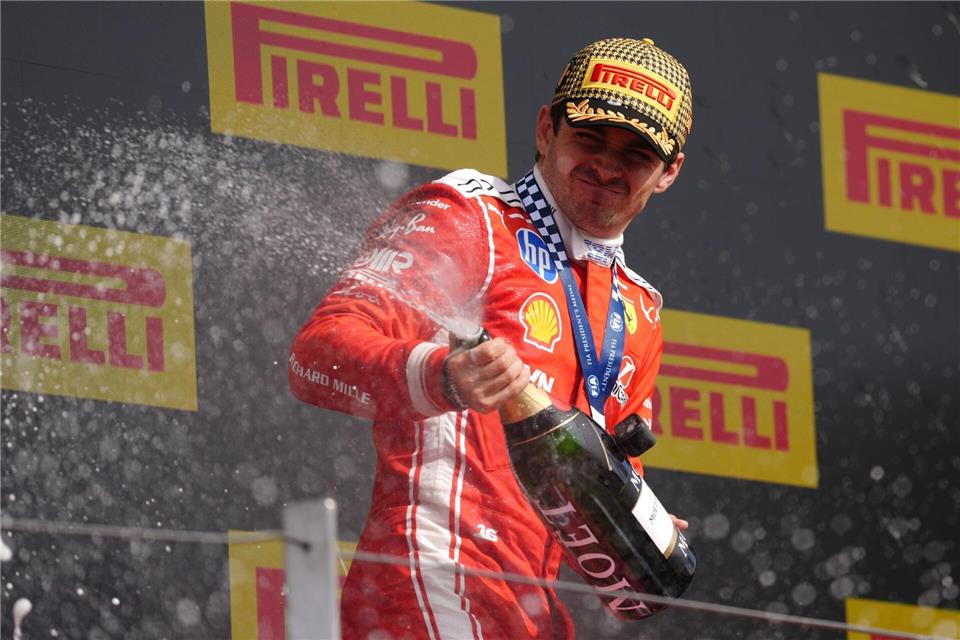  Charles Leclerc verspritzt den Sieger-Schampus.Jacob King/PA Wire/dpa