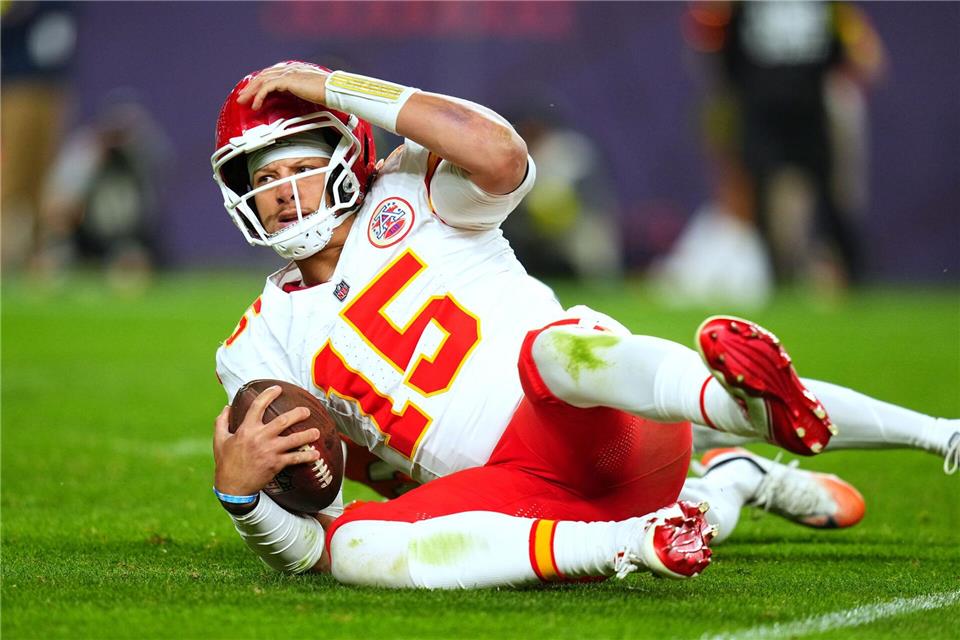  Chiefs-Quarterback Patrick Mahomes müssen um die Playoffs bangen.Jack Dempsey/AP/dpa
