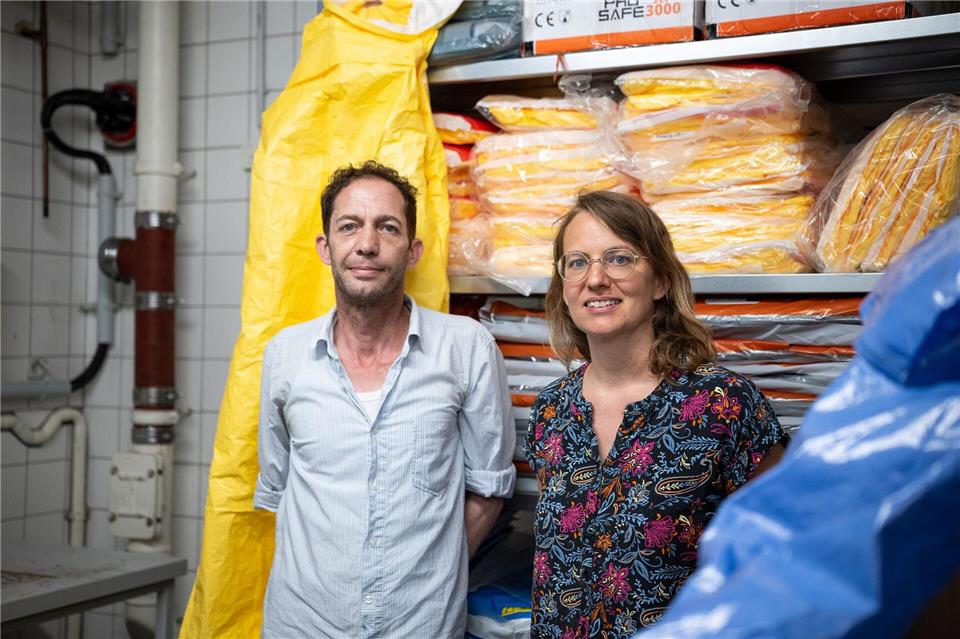  Christian Kleine und Regina Ellwanger Berry kennen sich beim Umgang mit hochansteckenden Krankheiten gut aus. Hannes P. Albert/dpa