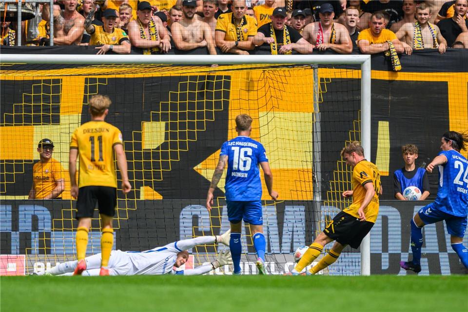  Christoph Daferner (Dynamo Dresden, 2.v.r.) erzielt das Tor zum 1:1.Robert Michael/dpa