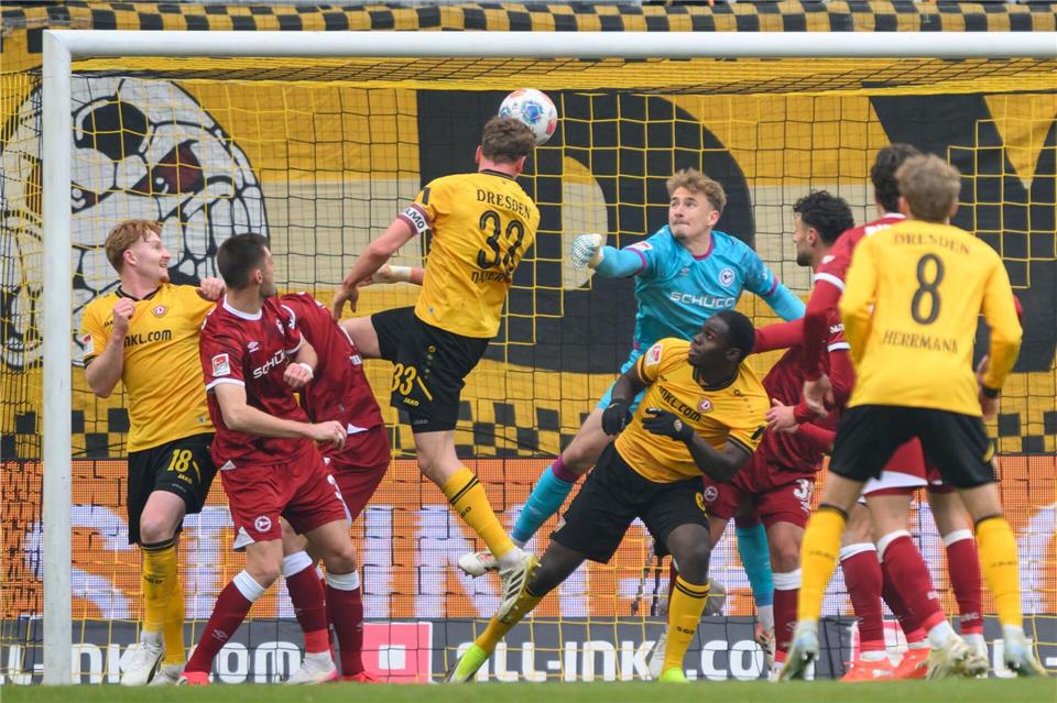  Christoph Daferner (Dynamo Dresden, 4.v.l.) erzielt das 1:0.Robert Michael/dpa