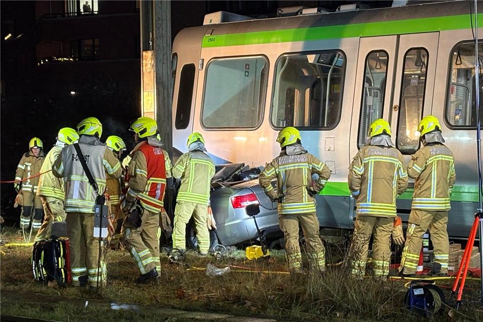  Das Auto wurde mehrere Meter mitgeschleift.-/NWM-TV/dpa