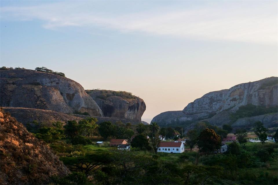  Das Dorf Pungo Adongo liegt inmitten der gigantischen Felsen.Julian Hilgers/dpa-tmn
