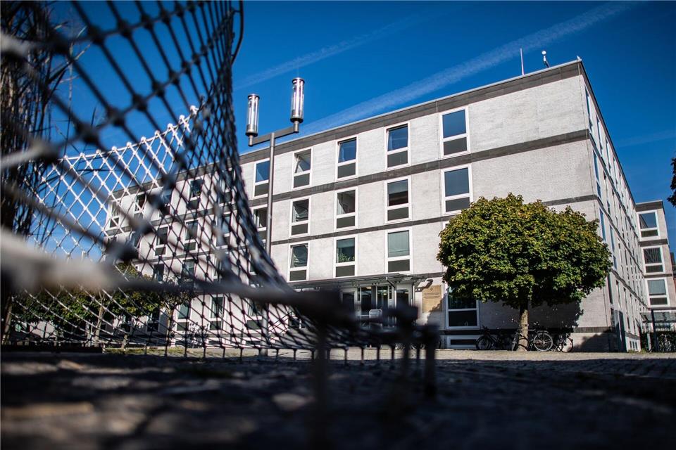  Das Oberverwaltungsgericht für das Land Nordrhein-Westfalen muss sich jetzt mit zwei Berufungsverfahren um Abschleppkosten befassen. (Archivbild)Guido Kirchner/dpa