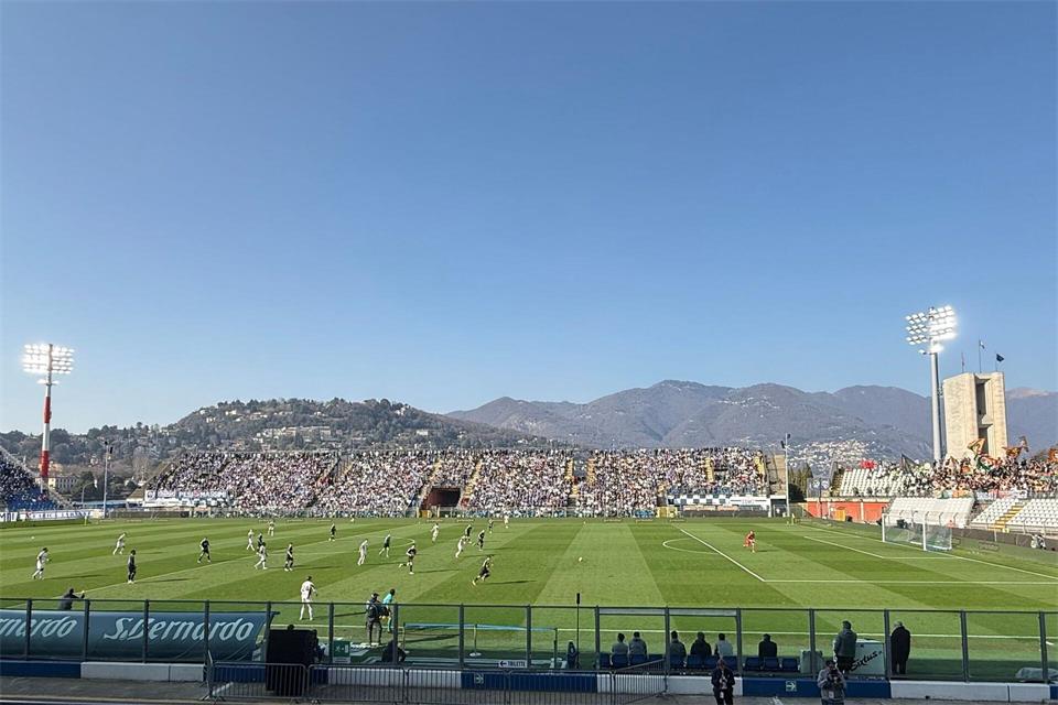  Das Stadion Giuseppe Sinigaglia liegt direkt am Comer See. (Archivbild)Christoph Sator/dpa