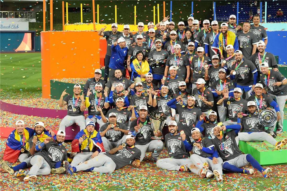  Das Team aus Venezuela posiert mit seiner Goldmedaille und dem Pokal.Rebecca Blackwell/AP/dpa