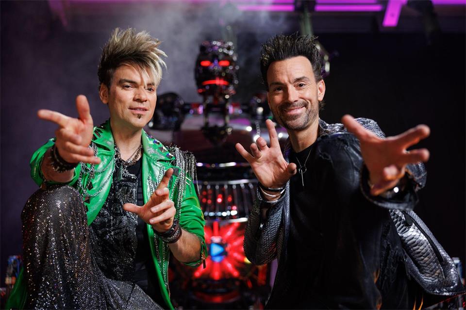  Das Zauber-Duo hat einen riesigen Roboter für seine Shows konstruiert.Friso Gentsch/dpa