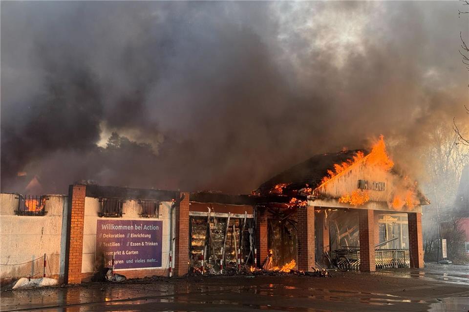  Das einstöckige Gebäude brennt. Michael Ukas/dpa