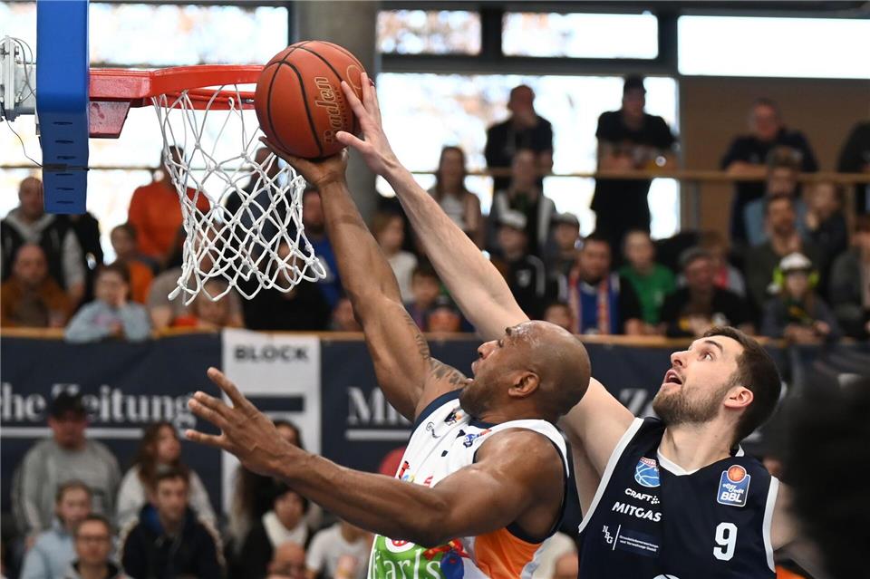  DeAndre Lansdowne (Rostock Seawolves) und Kresimir Nikic (Syntainics MBC Weißenfels) in Aktion.David Hammersen/dpa